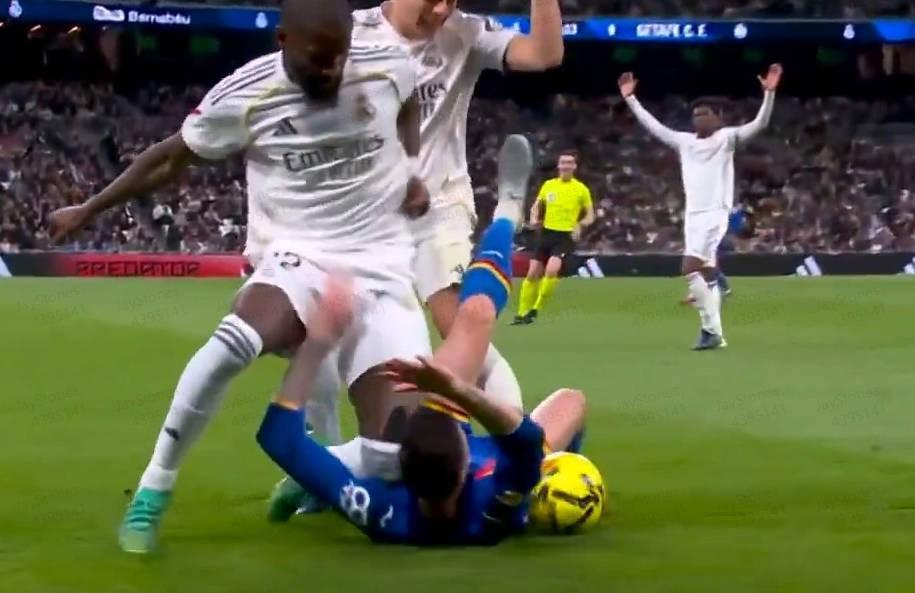 世体列吕迪格“罪行”：踢佩德里后脑勺、脚踩斯凯利等