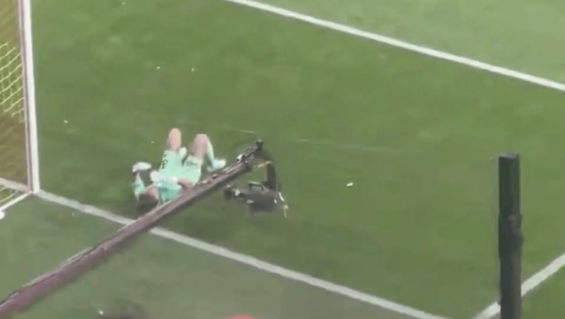 开云体育下载-前曼城门将埃德森比赛中被杂物击中，倒地后愤怒推开摄像机